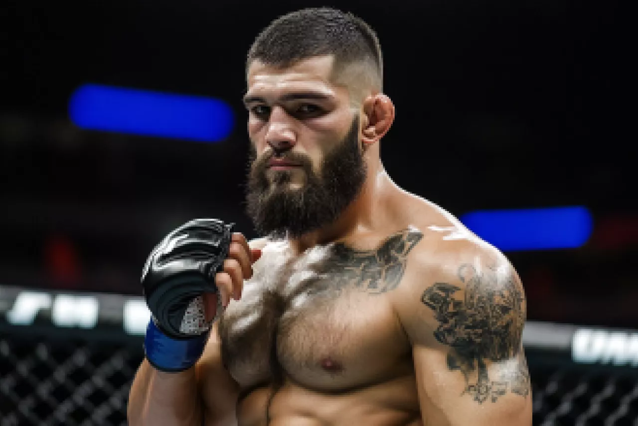 Nazim Sadıxova kömək edən UFC çempionu titulunu qoruyub